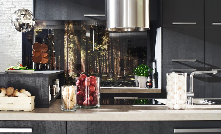 Runde Dunstabzugshaube in schwarzer Einbauküche mit Steinarbeitsplatte - wir sind Ihr Profi für Reparaturen und Einbauküche rund um Karkow, Güstrow und Klueß. Runde Dunstabzugshaube in schwarzer Einbauküche mit Steinarbeitsplatte - wir sind Ihr Profi für Reparaturen und Einbauküche rund um Karkow, Güstrow und Klueß.